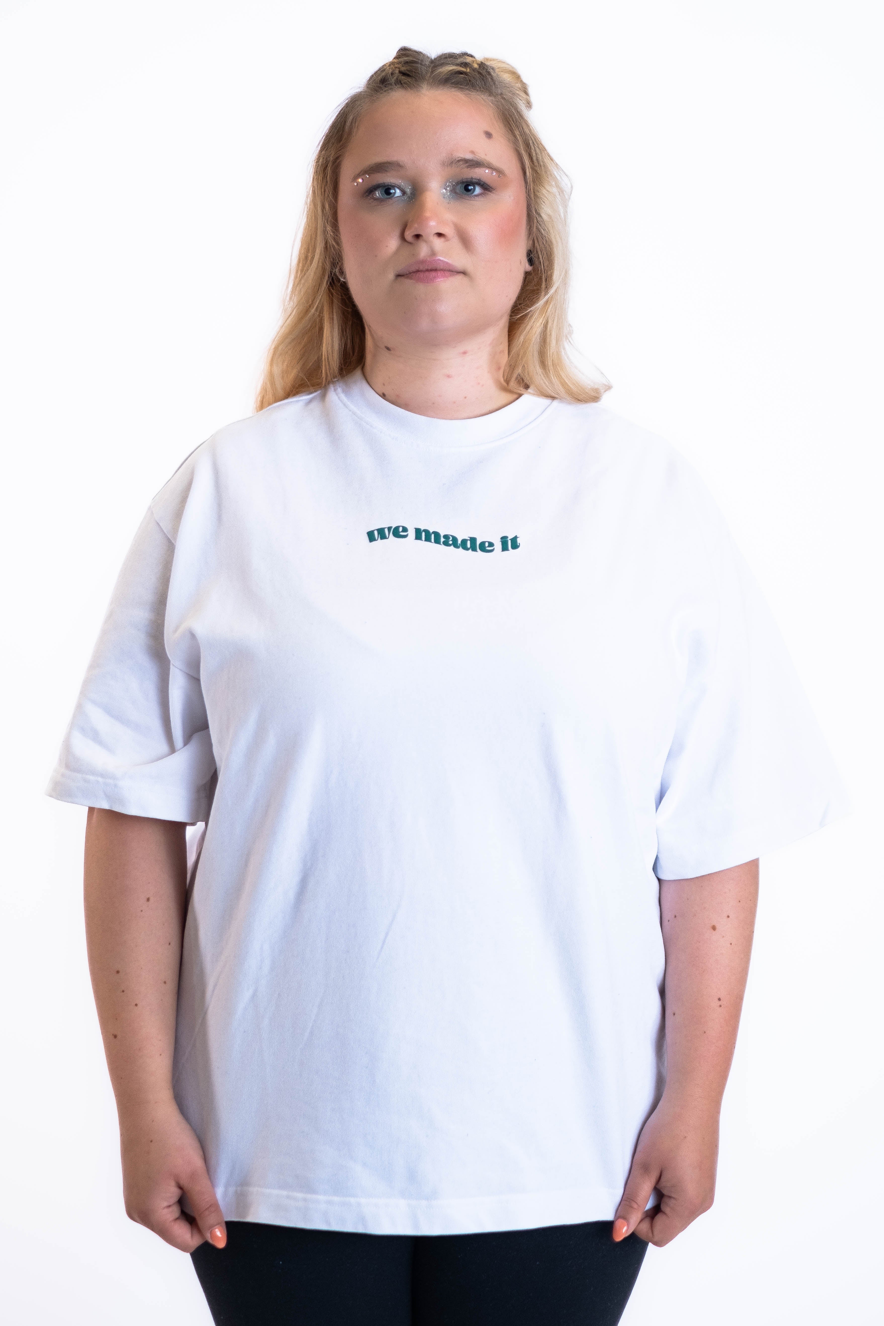 Oversized Tee „Finally Free“ - Weiß