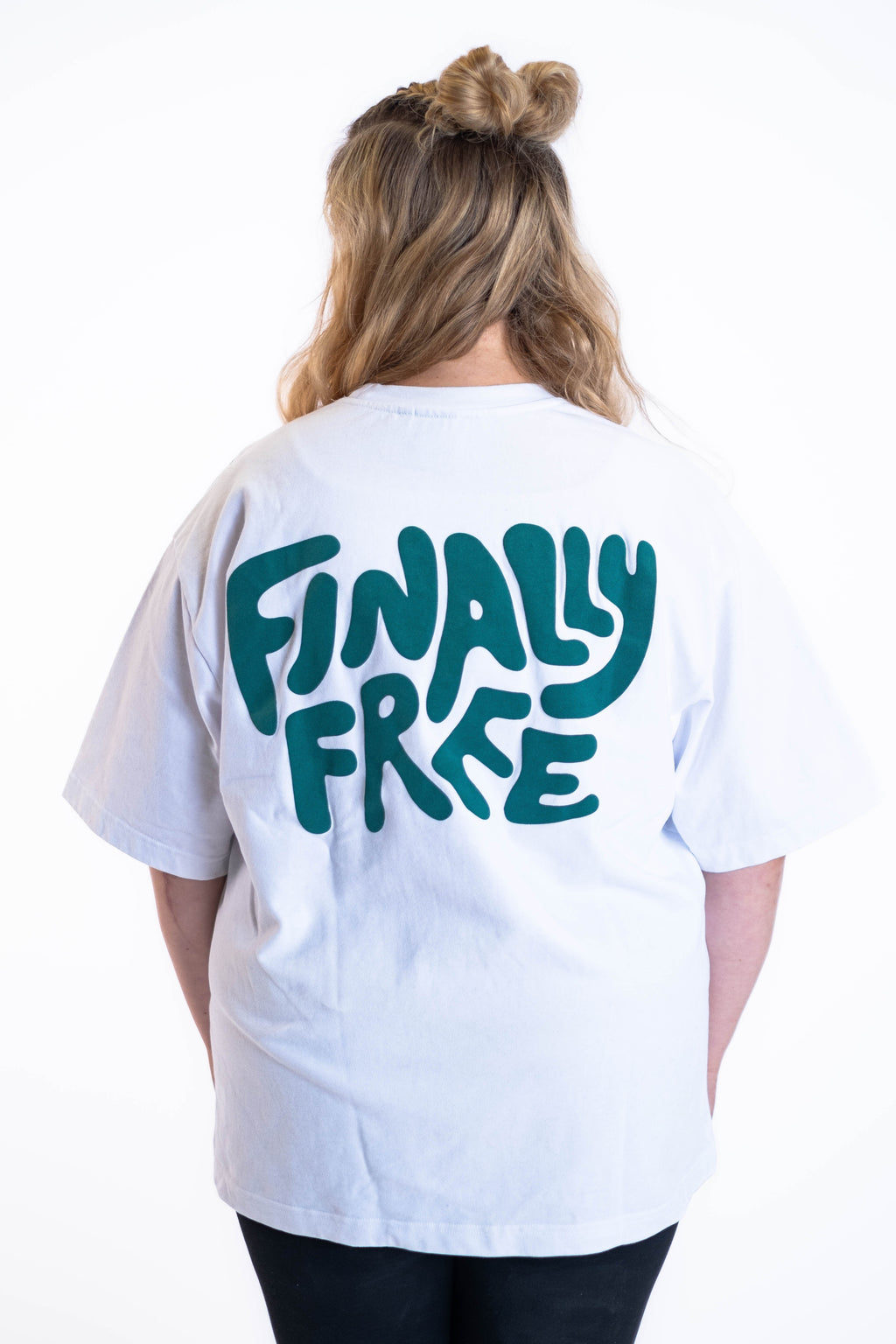 Oversized Tee „Finally Free“ - Weiß