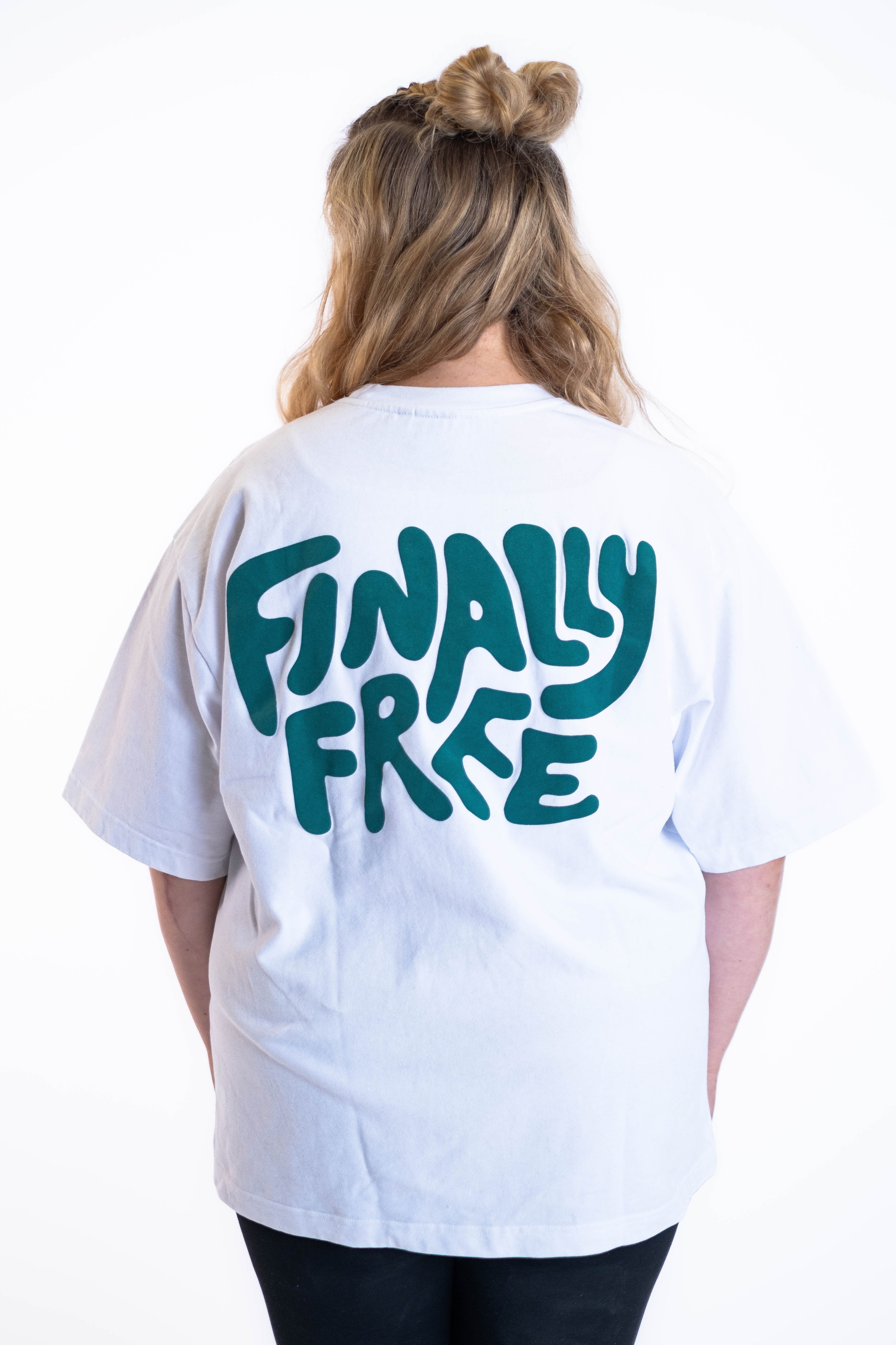 Oversized Tee „Finally Free“ - Weiß