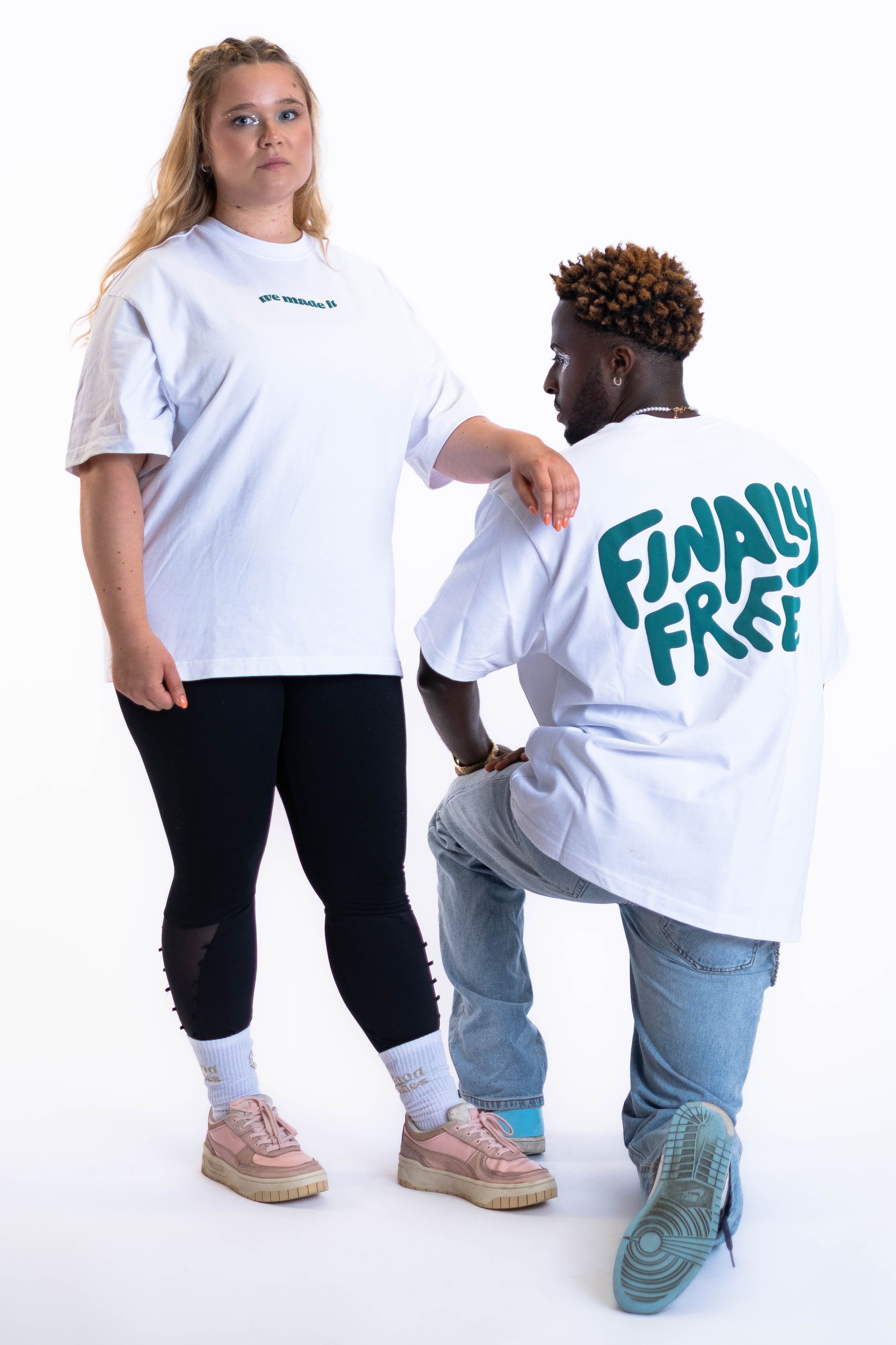 Oversized Tee „Finally Free“ - Weiß