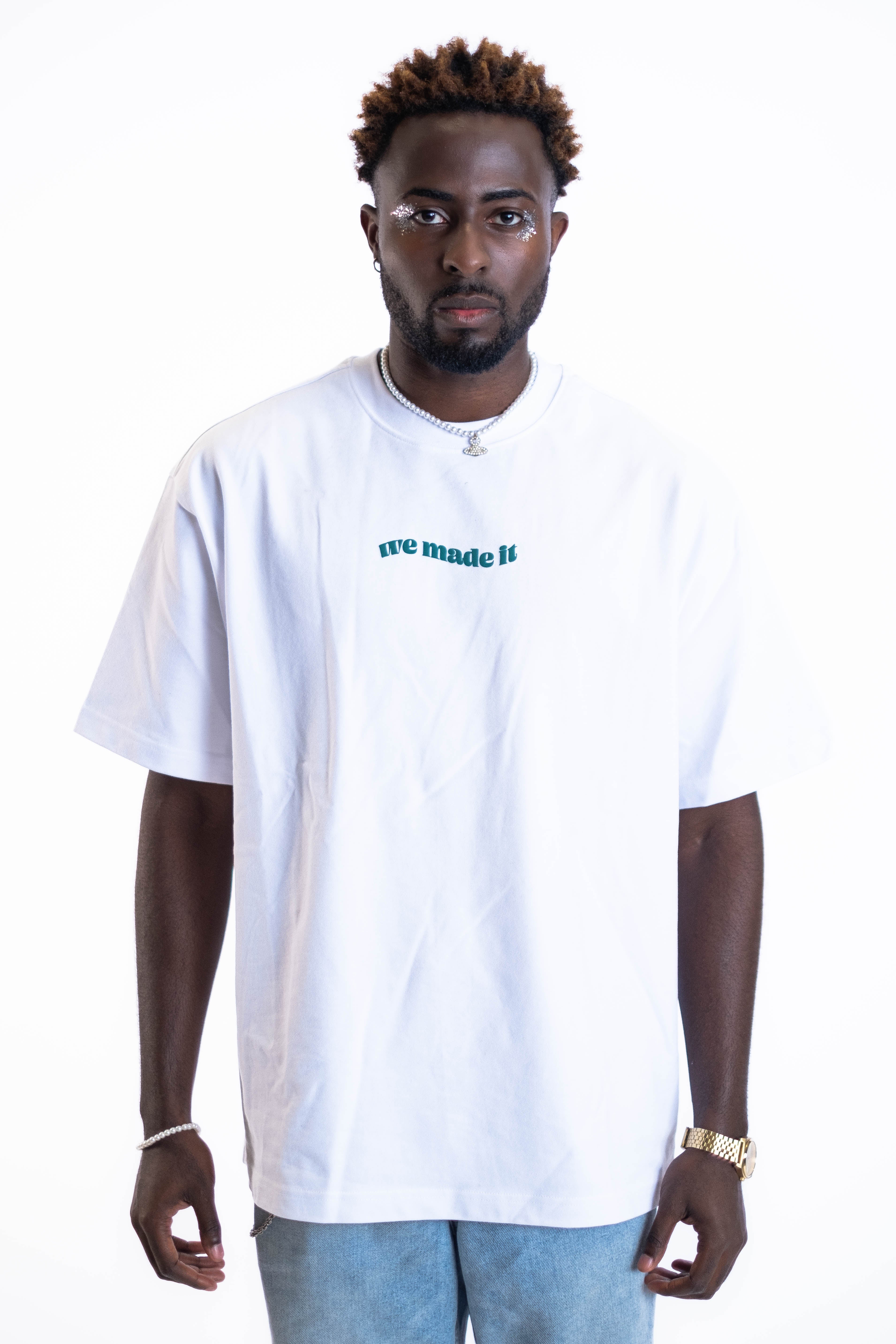 Oversized Tee „Finally Free“ - Weiß